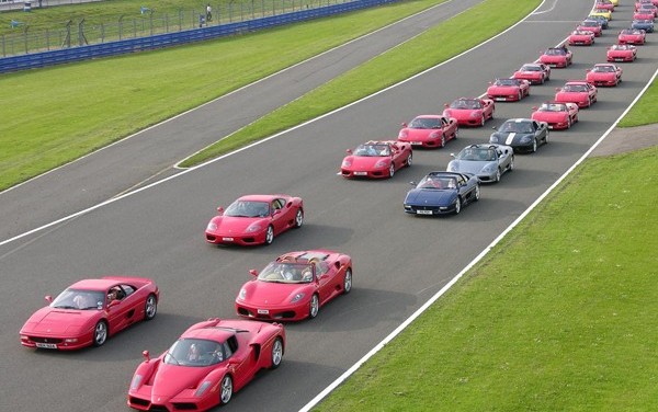 Cea mai mare parada de masini Ferrari